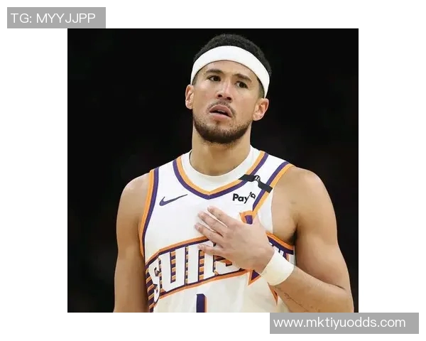 布克上半场表现出色14分9助攻展现控卫风范引领球队进攻 布克上半场表现出色14分9助攻展现控卫风范引领球队进攻