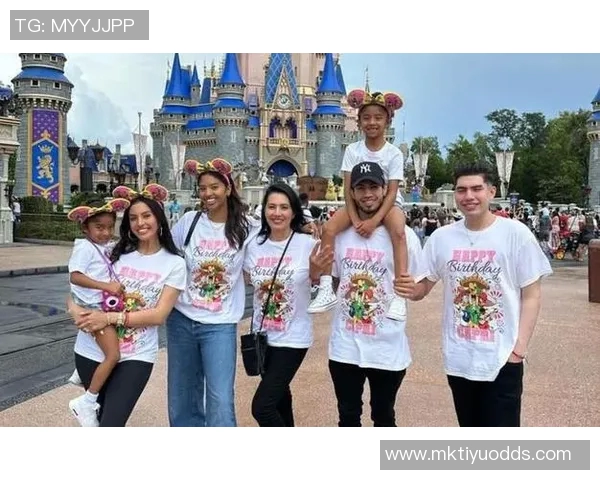 瓦妮莎全家万圣节装扮亮相加索尔陪科比家人共度温馨节日 瓦妮莎全家万圣节装扮亮相加索尔陪科比家人共度温馨节日