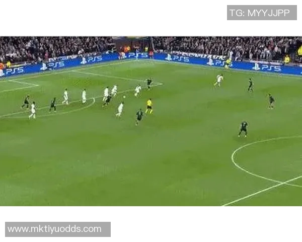 差点出事!热刺后场出球被断,勒温得球后扫射高出横梁 差点出事!热刺后场出球被断,勒温得球后扫射高出横梁