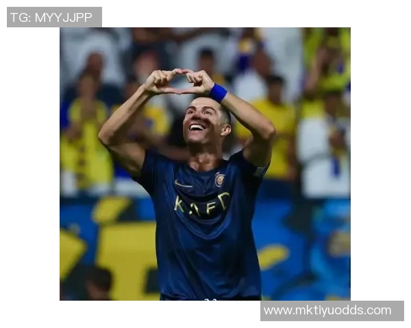 C罗梅开二度助力球队获胜并荣获上轮沙特联最佳进球奖杯