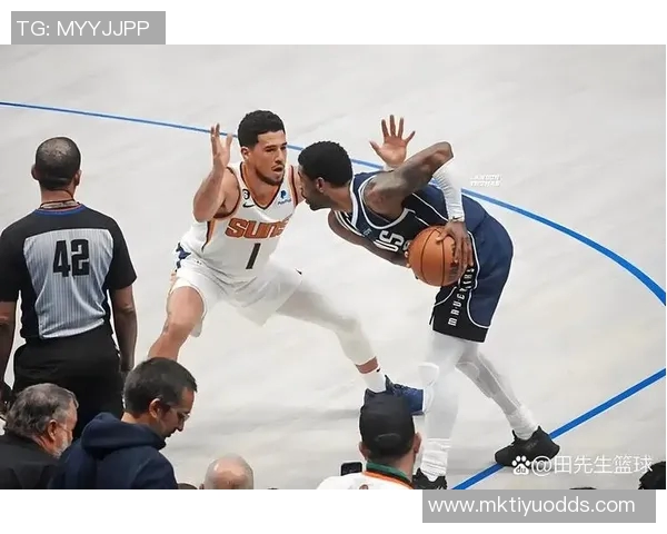 布克与中文布克合影互动投篮视频引发球迷热议 布克与中文布克合影互动投篮视频引发球迷热议