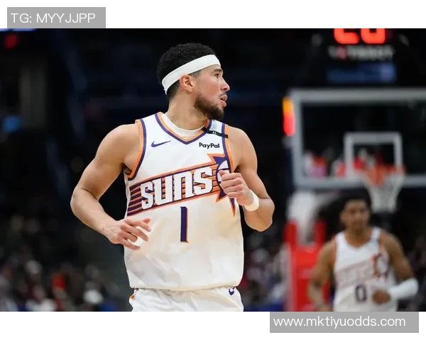 布克半场表现稳定9投4中贡献11分1助攻展现中规中矩的实力